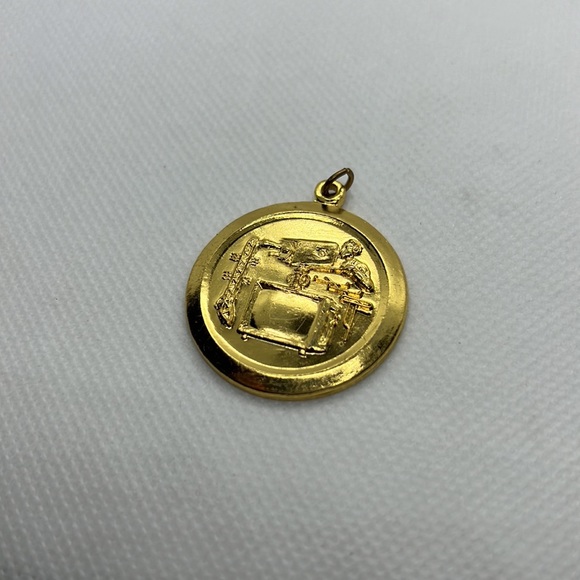 VINTAGE TECHNOLOGY TV PRODUCTION PENDANT CHARM GOLD TONE - Picture 3 of 10